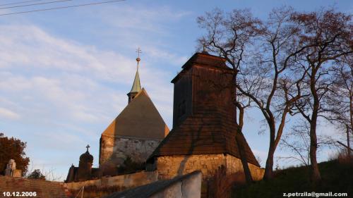 Zvonice a&nbsp;kostel - pohled od&nbsp;západu